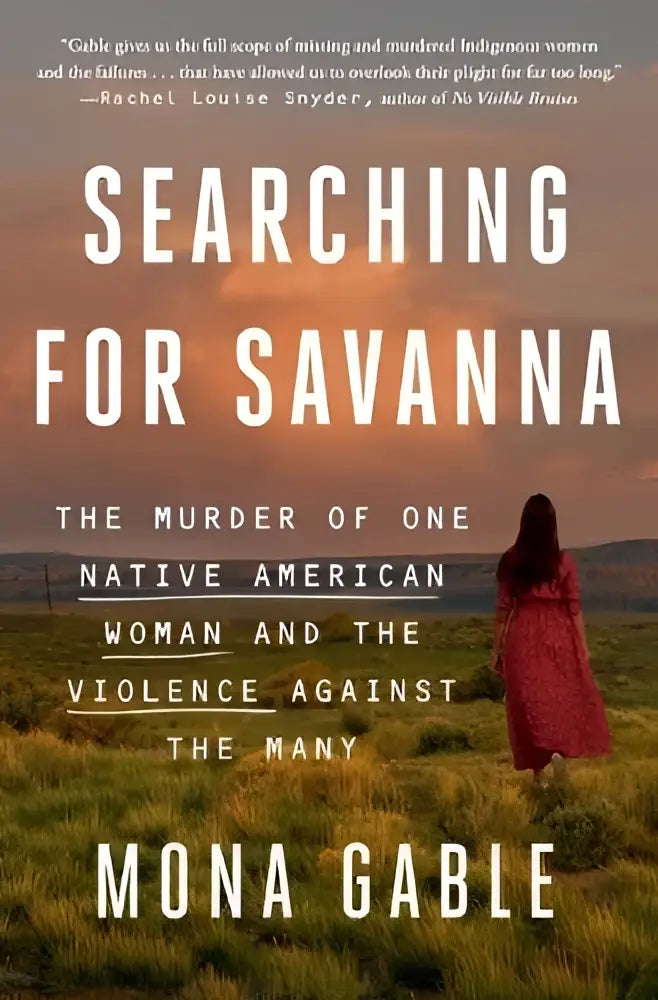 De boekcover van searching for savanna toont een silhouet van een native american woman in een rode jurk bij zonsondergang