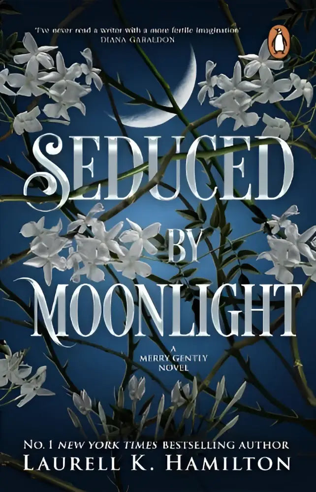 De boekcover van seduced by moonlight van transworld publishers toont elegante witte letters op diepblauwe achtergrond met maan en bloemen voor merry gentry