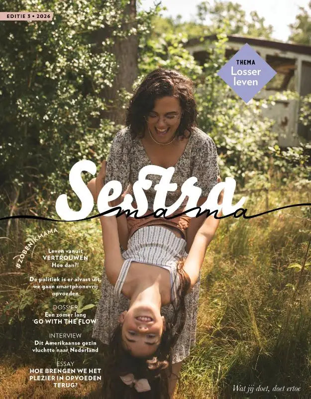 Cover van sestra mama zomer 2026 tijdschrift met vrouw in patroon jurk die ander persoon ondersteboven vasthoudt laag btw tarief