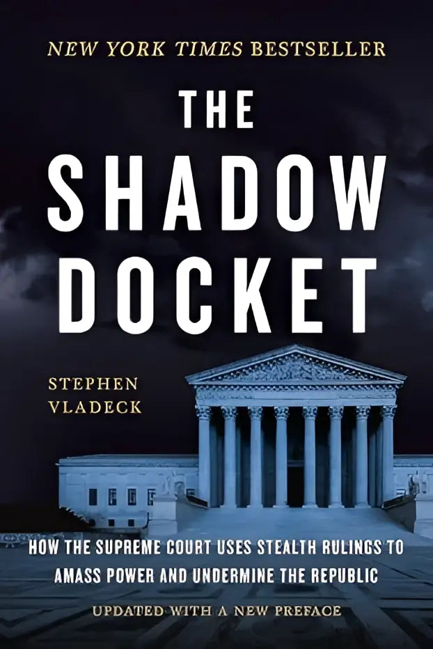 De shadow docket door stephen vladeck een nieuwe york times bestseller met een donkerblauwe omslag en het hooggerechtshof
