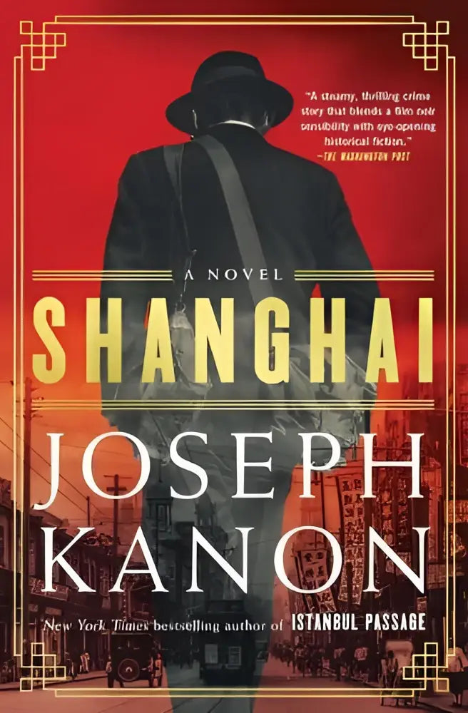 De boekomslag toont een man in zwarte fedora en donker jasje tegen een rode achtergrond bij shanghai van joseph kanon