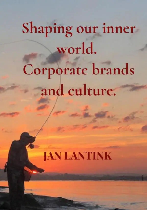 Silhouet van een visser die een lijn werpt tegen een oranje en roze zonsondergang als symbool van shaping our inner world