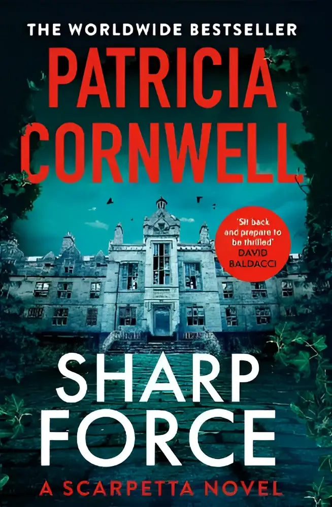 Het boek sharp force door patricia cornwell toont een oude stenen villa bij stormachtig weer als nieuwe scarpetta thriller