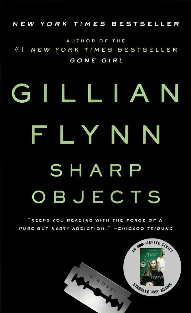 Zwart boekomslag met groene tekst en zilveren scheermesgrafiek voor sharp objects van gillian flynn
