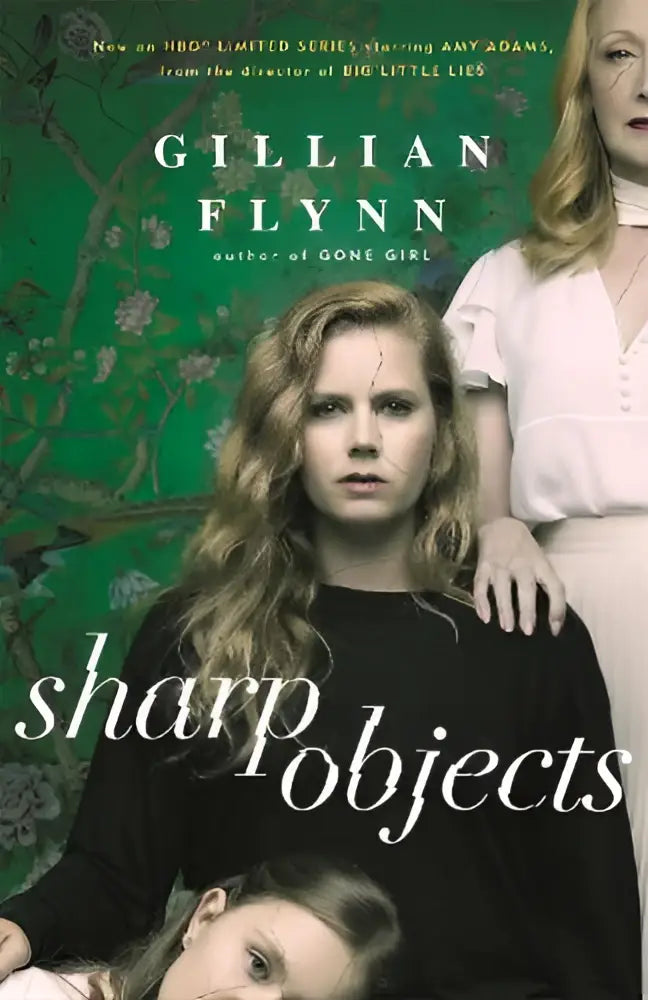 De boekomslag van sharp objects door gillian flynn toont een donkergroene achtergrond met witte tekst en bloemmotief
