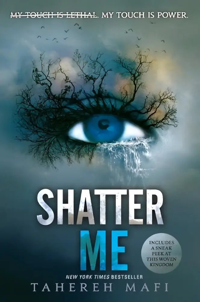 De boekcover van shatter me door tahereh mafi toont een blauw oog met takken als iris en wimpers tegen een sombere lucht