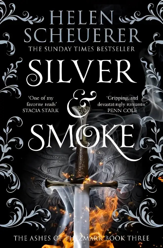 De boekomslag van Silver & Smoke toont een zilveren zwaard met sierlijke details tegen vlammen en donkere patronen