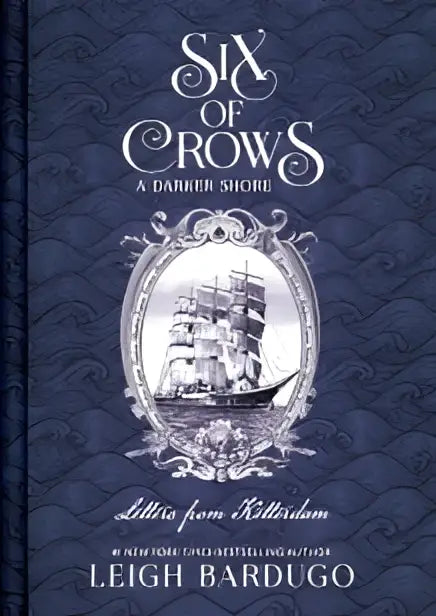 Donkere blauwe hardcover met zilveren reliëf en schipillustratie voor Six of Crows darker shore letters from ketterdam