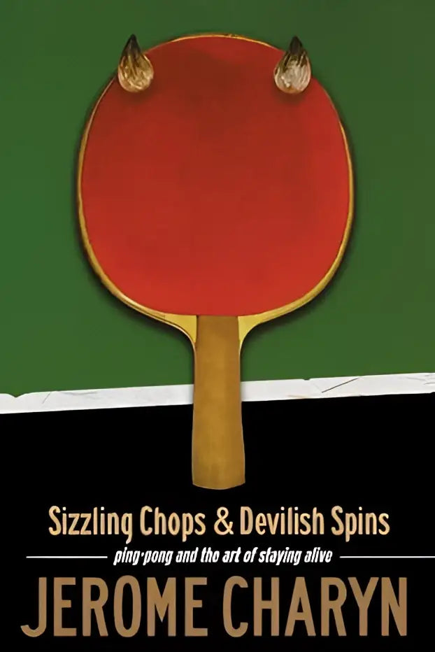 Rode pingpong paddle met houten handvat en kleine duivelhoorns op groene achtergrond voor sizzling chops en devilish spins