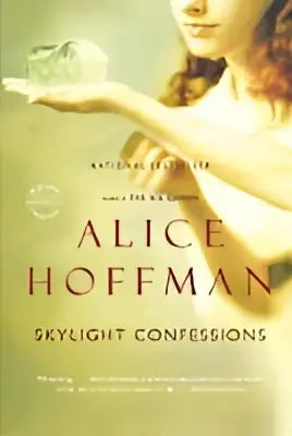 De boekomslag van skylight confessions door alice hoffman toont een vrouw met een object tegen een warme achtergrond