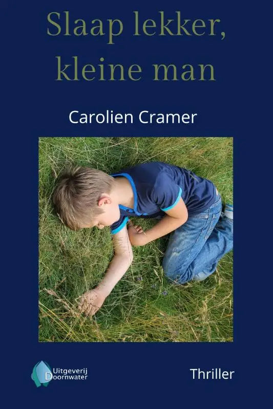 Blauw poloshirt met lichtblauwe bies gedragen door een jonge jongen in product slaap lekker kleine man
