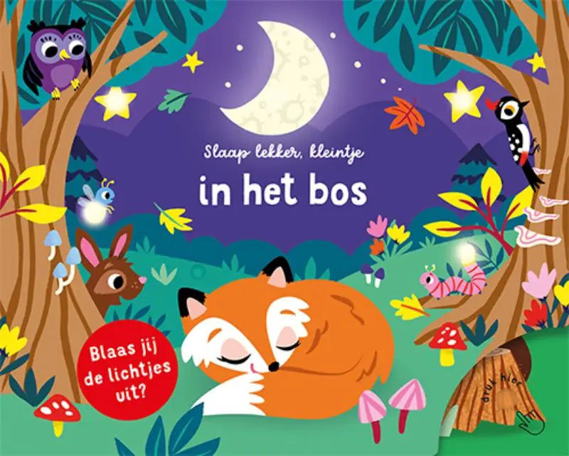 Een slaap lekker kleintje product met een gezellige oranje vos met witte vacht die vredig slaapt in het bos