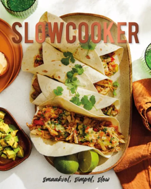 Een rustieke keramische schaal met drie met kip en verse koriander gevulde tortilla’s bereid met slowcooker verrassende gerechten