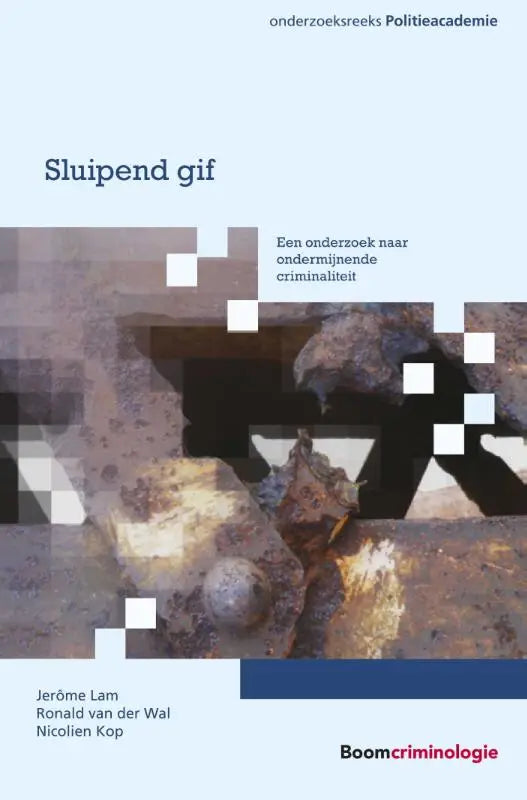 De sluipend gif boekcover van jerôme lam en nicolien kop toont roestig metaal en beton met een gedurfde zwarte titel