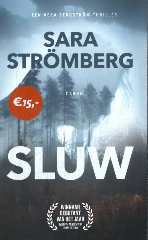 De boekcover van sluw toont de titel in witte letters met een mistig bos en berglandschap op de achtergrond