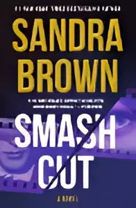 De boekcover van smash cut een roman door sandra brown toont witte tekst op een donkerpaarse achtergrond met lichteffecten