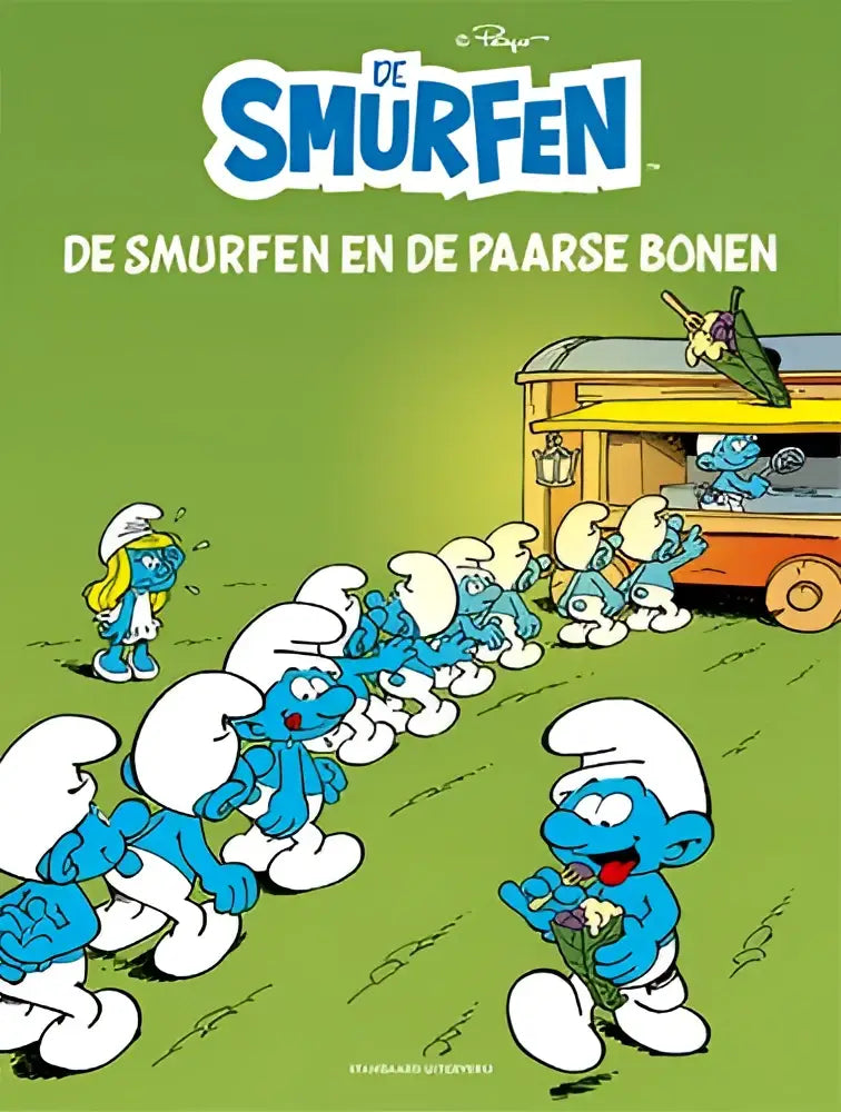 Blauwe smurfen met witte mutsen en broeken lopen in een rij op groen gras bij de smurfen en de paarse bonen