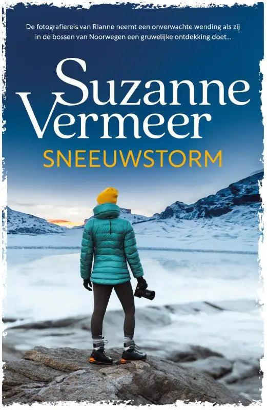 Teal pufferjack met hoge kraag en doorgestikt ontwerp gedragen door persoon op rotsachtig terrein sneeuwstorm