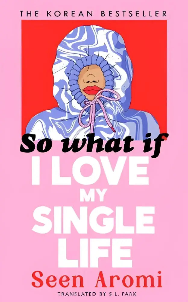 De boekcover van so what if i love my single life toont een vrouw in een blauwwit patroon hood met roze linten tegen een rode achtergrond