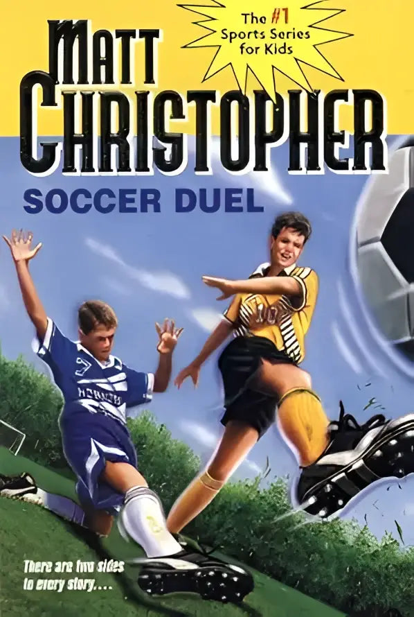 De voorkant van het kinderboek Soccer Duel door Matt Christopher toont twee jonge voetballers in actie op groen gras