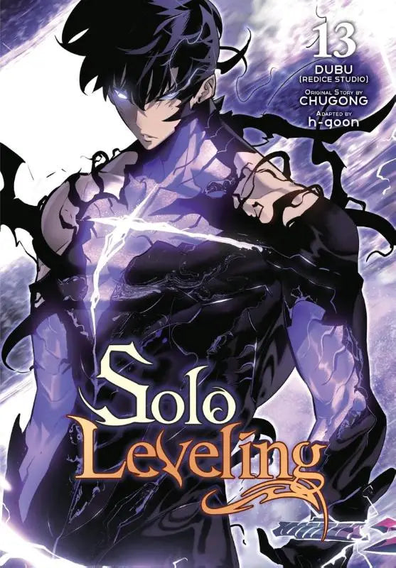 Coverkunst van de solo leveling manga volume 13 met een donkerharige mannelijke figuur in zwart met paars gloeiende energie