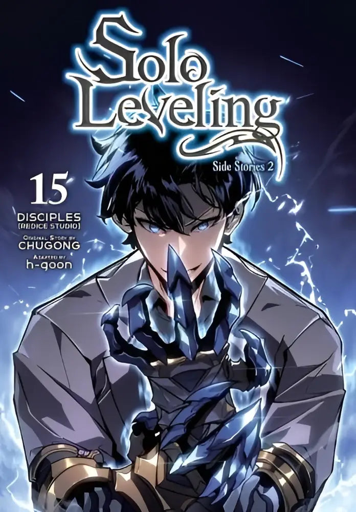 De cover van solo leveling vol 15 side stories toont een donkerharig personage in grijze harnas met blauwe energie