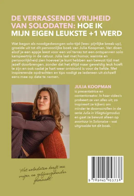 De achterkant van het nederlandstalige boek de verrassende vrijheid van solodaten door julia koopman met haar foto op olijfgroene achtergrond