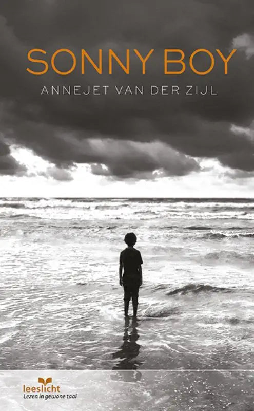 De boekomslag van Sonny Boy door Annejet van der Zijl toont een zwart-witfoto van een kind in de oceaan
