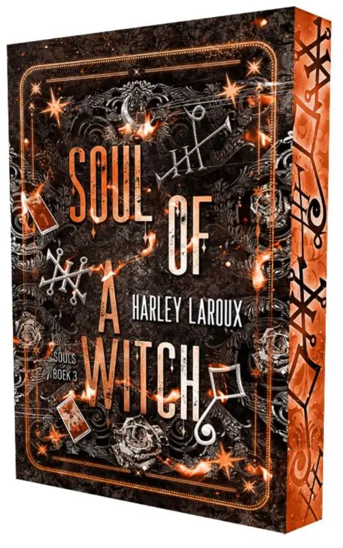 Zwarte en oranje boek soul of a witch van harley laroux met gotische illustraties en sierlijke details