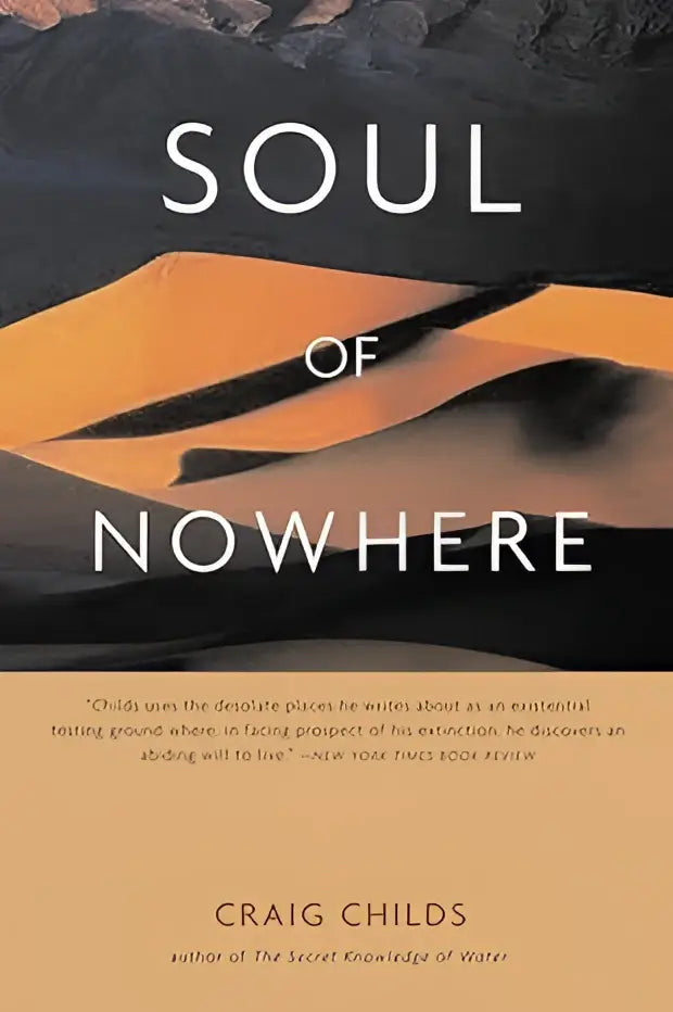 De boekcover van soul of nowhere toont de titel in witte letters tegen een oranje en zwarte zandduin achtergrond