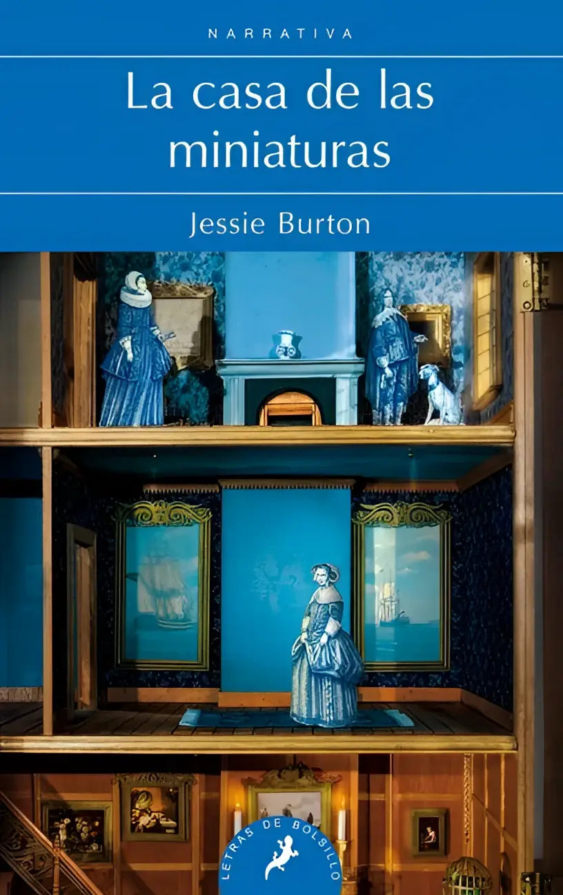De boekcover van spa casa de las miniaturas toont een blauwe miniatuur poppenhuis met gedetailleerd houtwerk en goudomrande portretten
