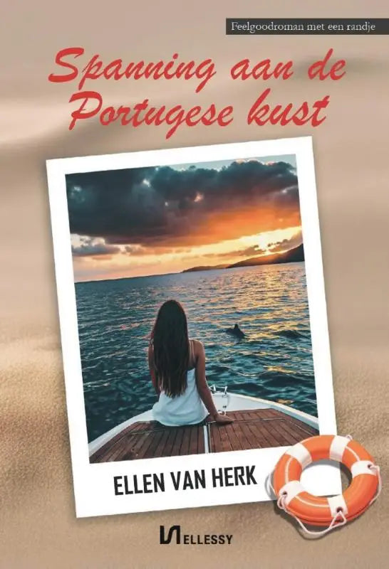 Een witte polaroidfoto van een vrouw met lang donker haar op een houten boot bij zonsondergang aan de portugese kust
