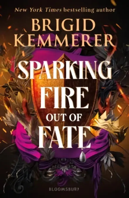 De boekomslag van Sparkling fire out of fate door Brigid Kemmerer toont een schild met vurige paarse elementen