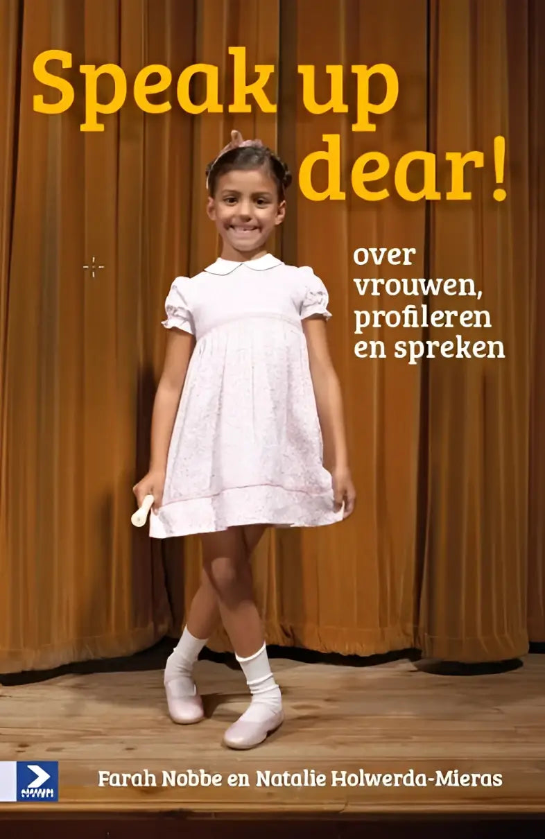 Een jonge vrouw in een witte jurk staat op het podium voor het product speak up dear over vrouwen profileren en spreken