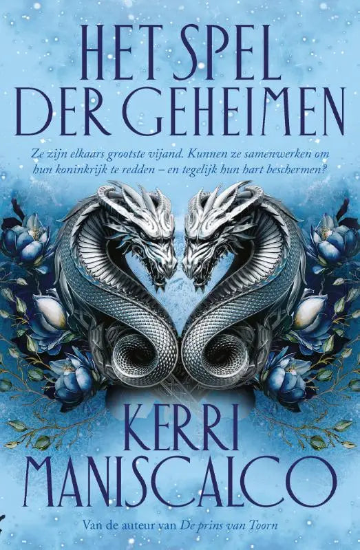 De boekcover van het spel der geheimen door kerri maniscalco toont twee zilveren draken in een hartvorm met blauwe bloemen