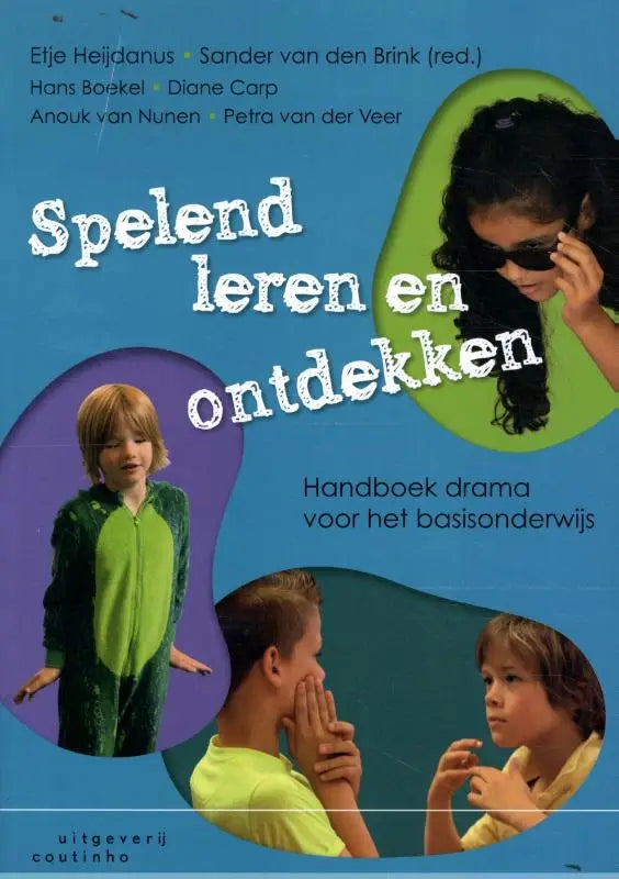 Blauwe kaft Spelend leren en ontdekken met kinderen in kleurrijke kostuums