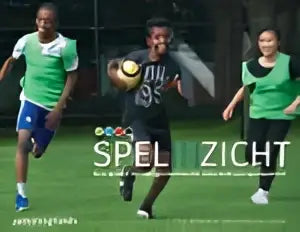 Zwarte voetbalshirt met witte rand en spèl op de borst uit de spelinzicht collectie enrico zondag gwen weeldenburg