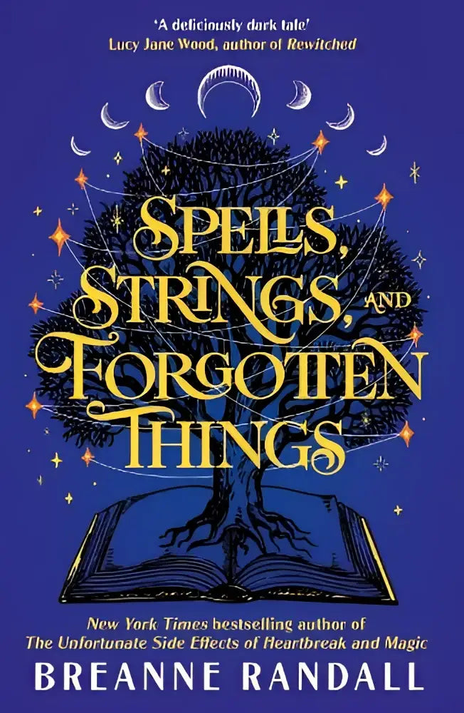 De boekomslag van Spells, Strings, and Forgotten Things toont gouden letters en een diepblauwe achtergrond met dag pride motieven