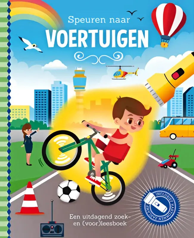 Kleurige kartonnen zaklamp kinderboek cover met cartoon jongen op groene fiets en stadsachtergrond speuren naar voertuigen