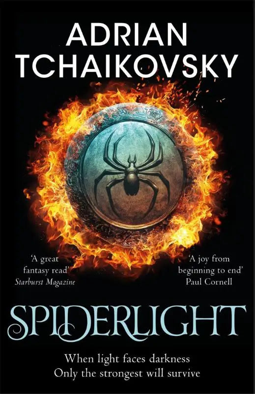 De book cover van spiderlight toont een metalen cirkelvormig schild met een zwart reliëfspinnenmotief centraal geplaatst