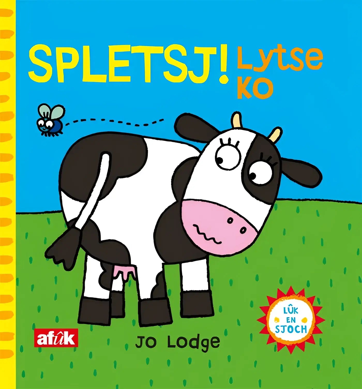 Een cartoon koe met zwart-witte vlekken, roze neus en gele hoorns op gras voor jonge lezers in spletsj lytse ko