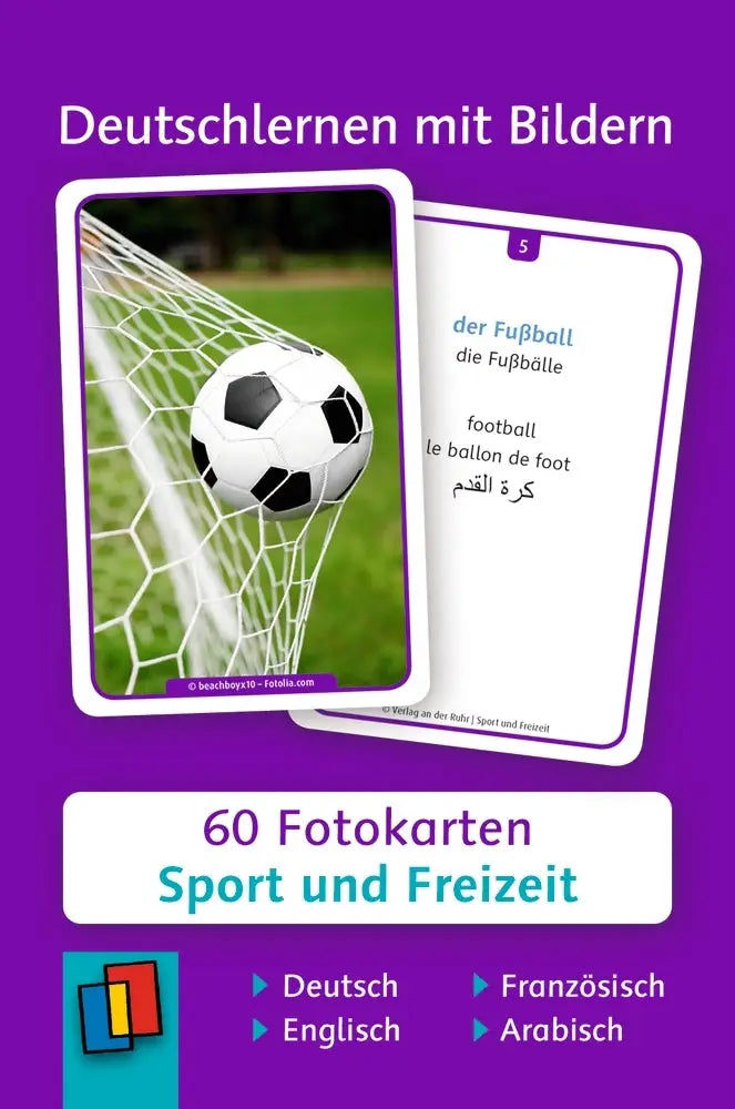 Een klassieke zwart-witte voetbal in een net voor sport und freizeit activiteiten