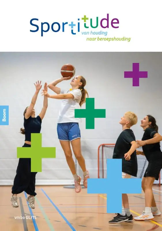 Een jonge vrouwelijke basketballer in het wit t-shirt en blauwe korte broek springend bij sportitude van houding naar beroepshouding
