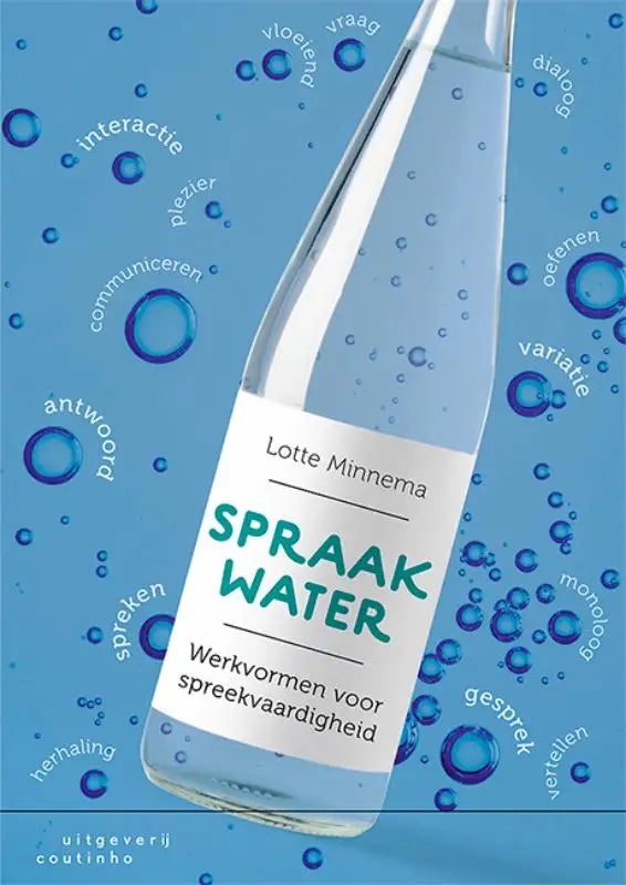 Duidelijke glazen fles Spraakwater met witte label en tekst van Lotte Minnema