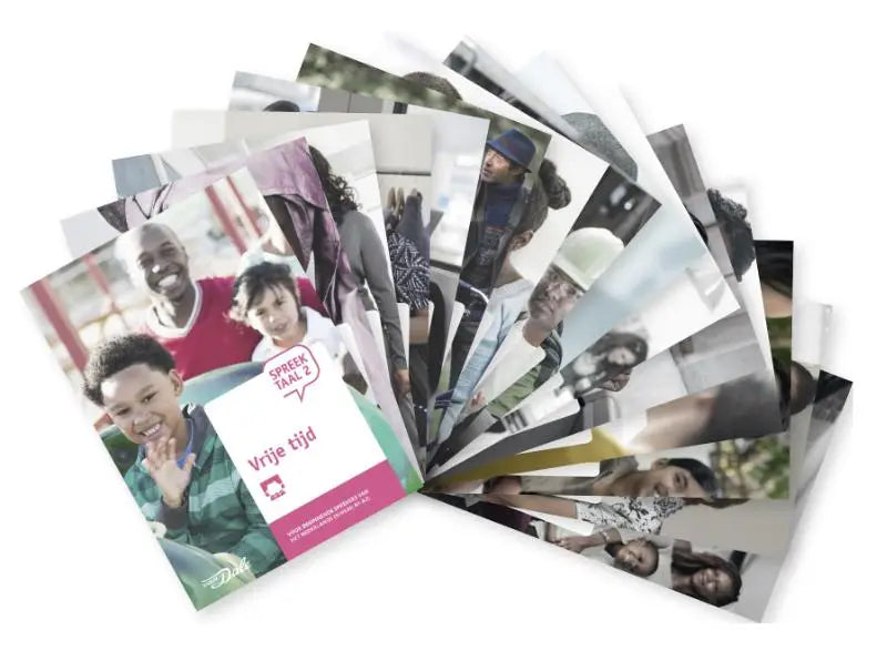 Fanned-out kleurrijke brochures met diverse mensen en tekst vrije tijd van spreektaal 2 complete serie module 1 t/m 15