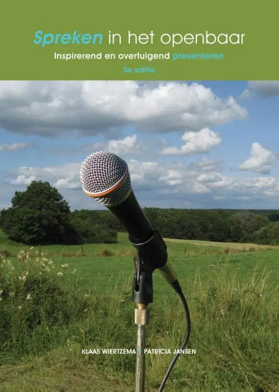 Een zwarte en zilveren dynamische microfoon met metalen grille op een standaard in een grasveld voor overtuigend presenteren