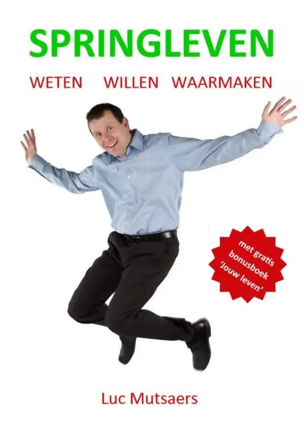 Een man in een lichtblauw overhemd en zwarte broek springt met gestrekte armen voor springleven weten willen waarmaken