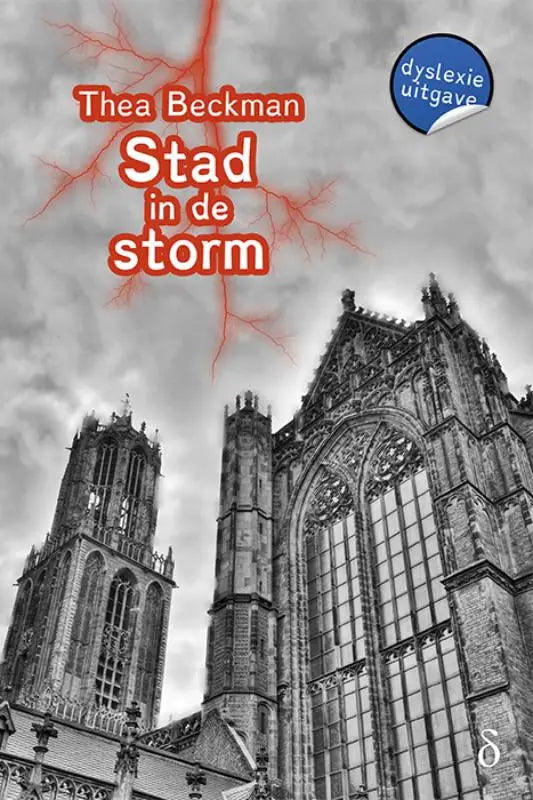 Zwart-witte cover van stad in de storm door Thea Beckman met gotische kathedraal, rode bliksems en oranje titel