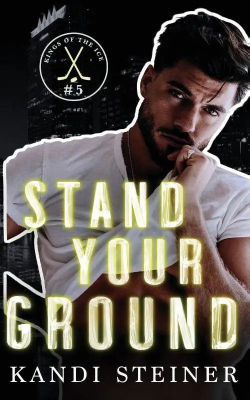 De boekcover van stand your ground toont een man in een wit t-shirt met geel oplichtende tekst en kandi steiner