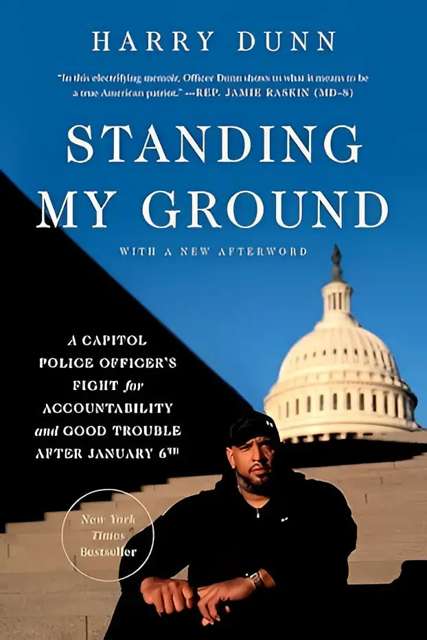 Het boek standing my ground van harry dunn toont een zwartwitfoto van de auteur voor het Amerikaanse Capitool